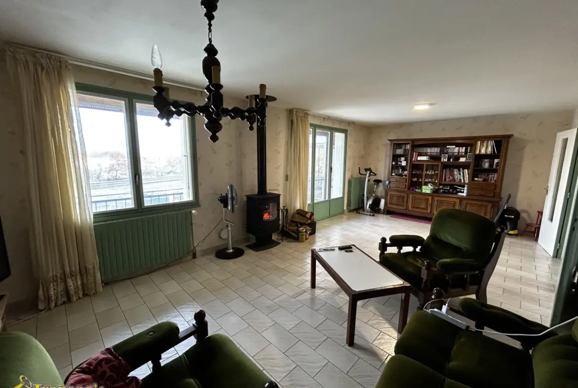 Maison familiale 8 pièces à Puy-Guillaume - 209 m² avec terrain 