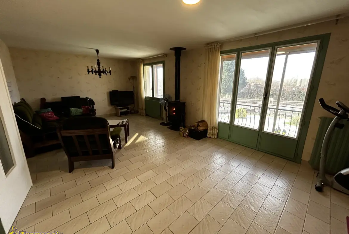 Maison familiale 8 pièces à Puy-Guillaume - 209 m² avec terrain 