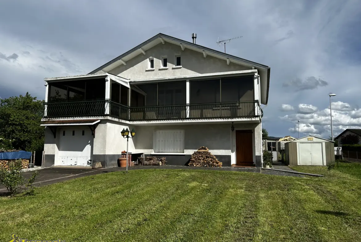 Maison familiale 8 pièces à Puy-Guillaume - 209 m² avec terrain 