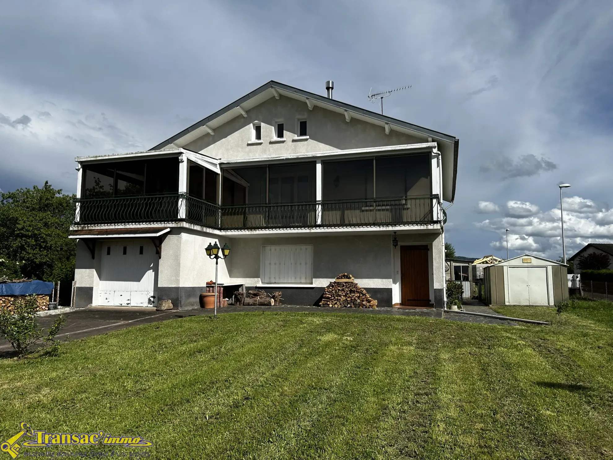 Maison familiale 8 pièces à Puy-Guillaume - 209 m² avec terrain 