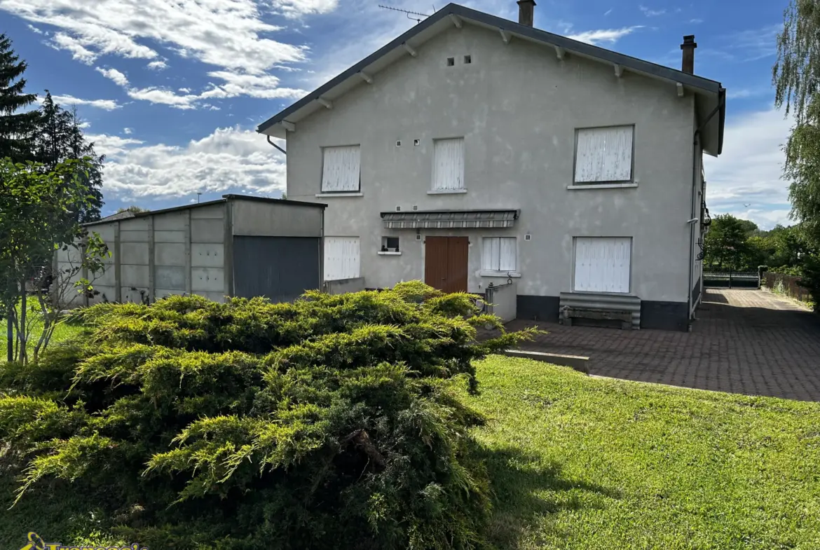 Maison familiale 8 pièces à Puy-Guillaume - 209 m² avec terrain 