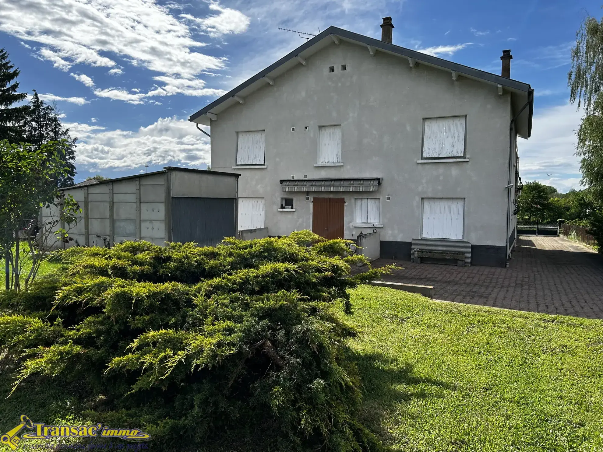 Maison familiale 8 pièces à Puy-Guillaume - 209 m² avec terrain 