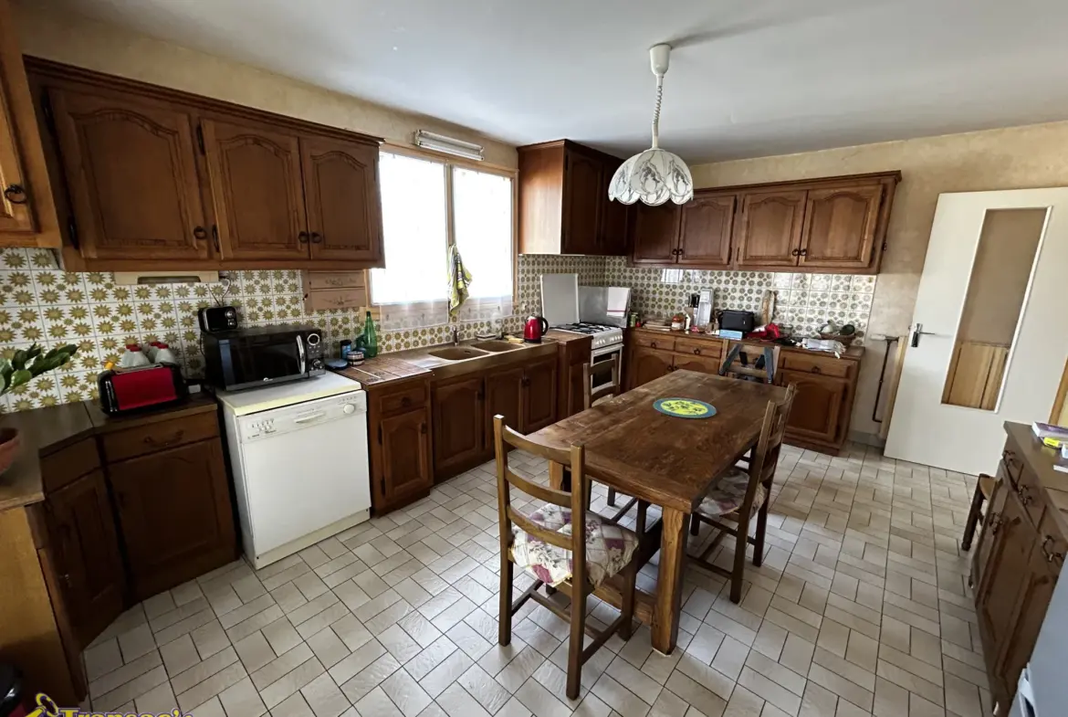 Maison familiale 8 pièces à Puy-Guillaume - 209 m² avec terrain 