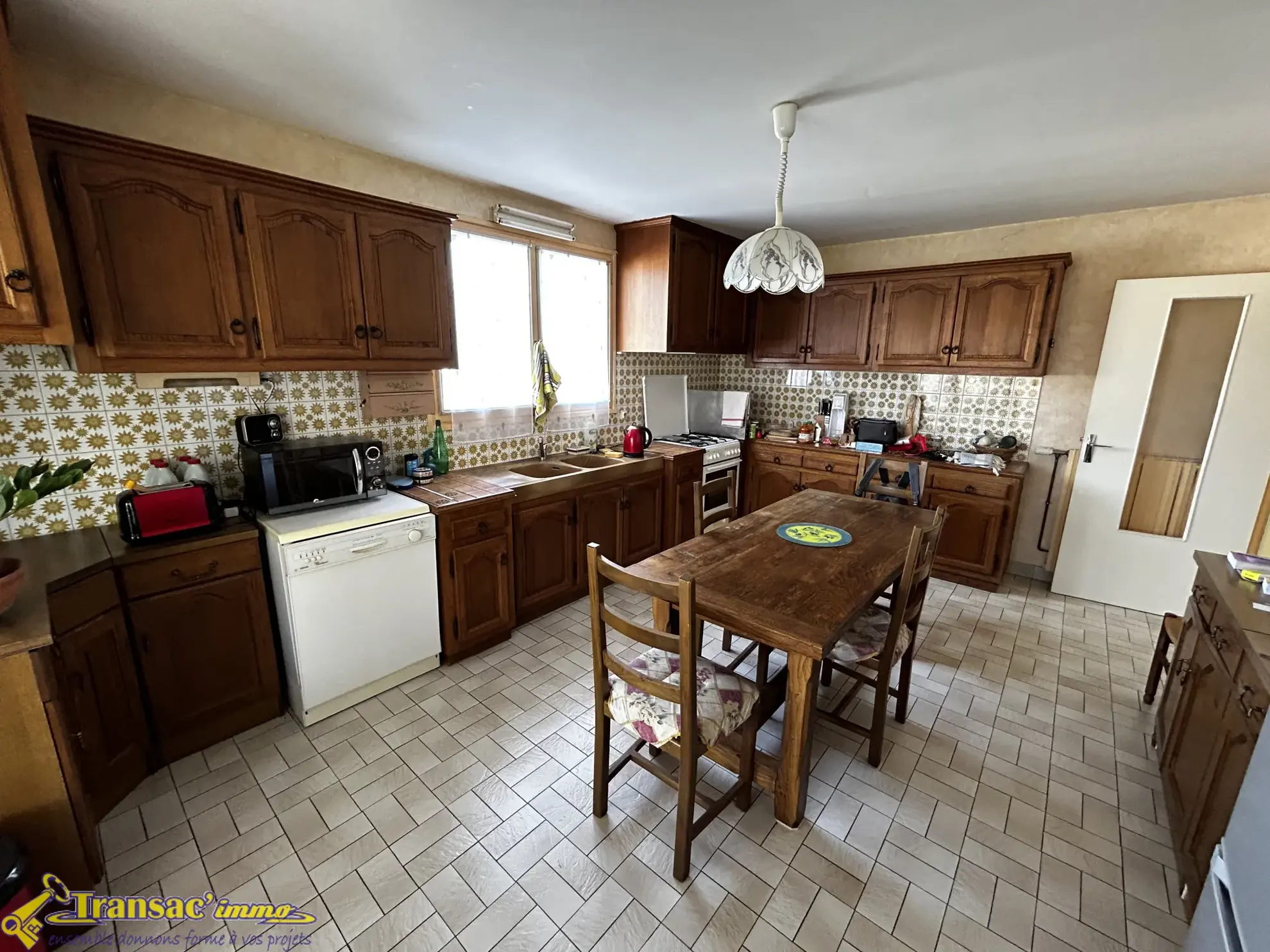 Maison familiale 8 pièces à Puy-Guillaume - 209 m² avec terrain 