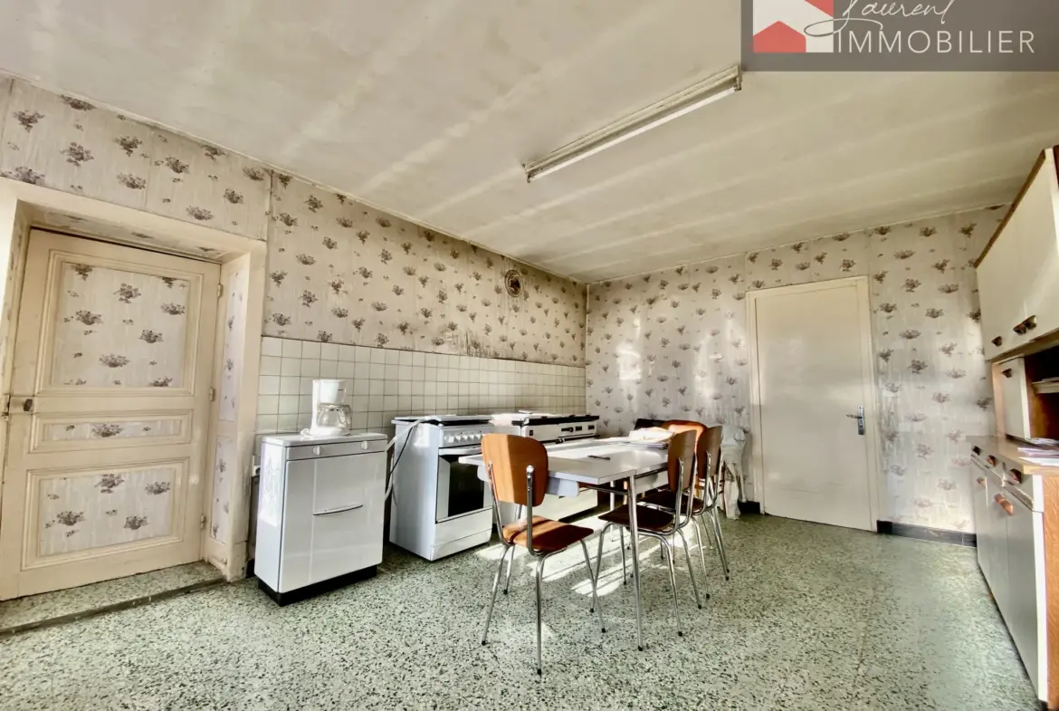 Maison à rénover avec terrain constructible à Boz - 200 000 € 