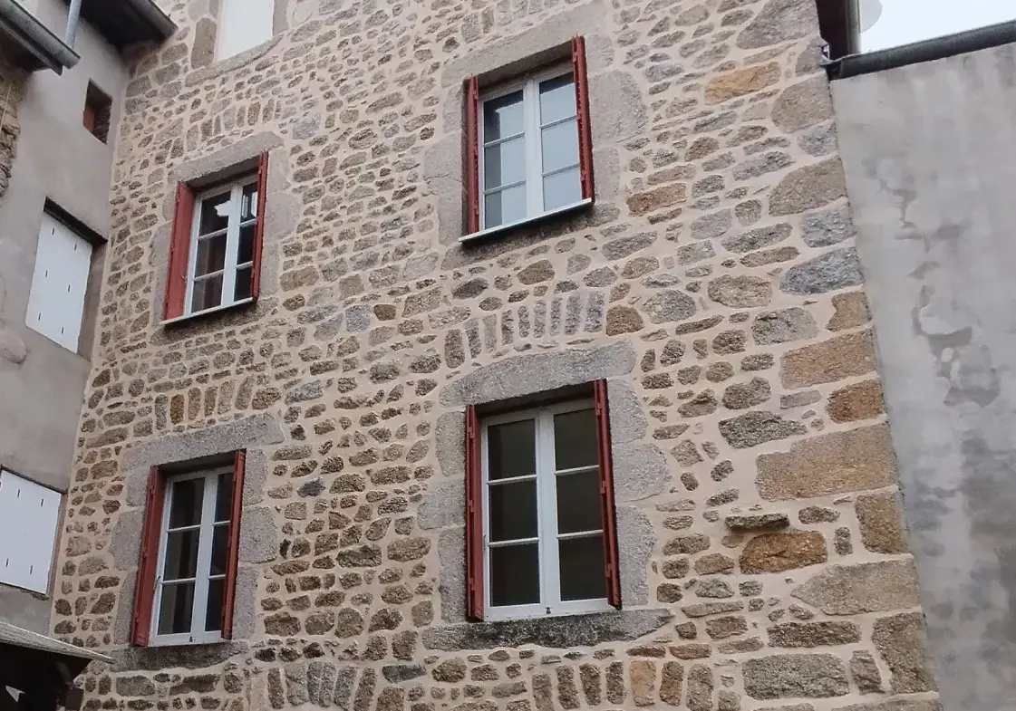 À Thiers, charmante maison de ville 5 chambres sans extérieurs 