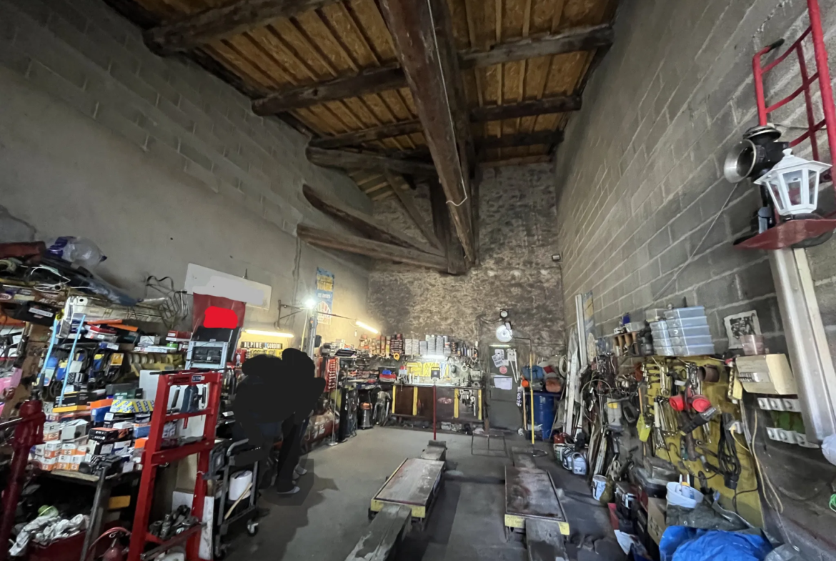 Maison de ville à rénover avec 2 grandes chambres et garage à Lezignan-Corbieres 