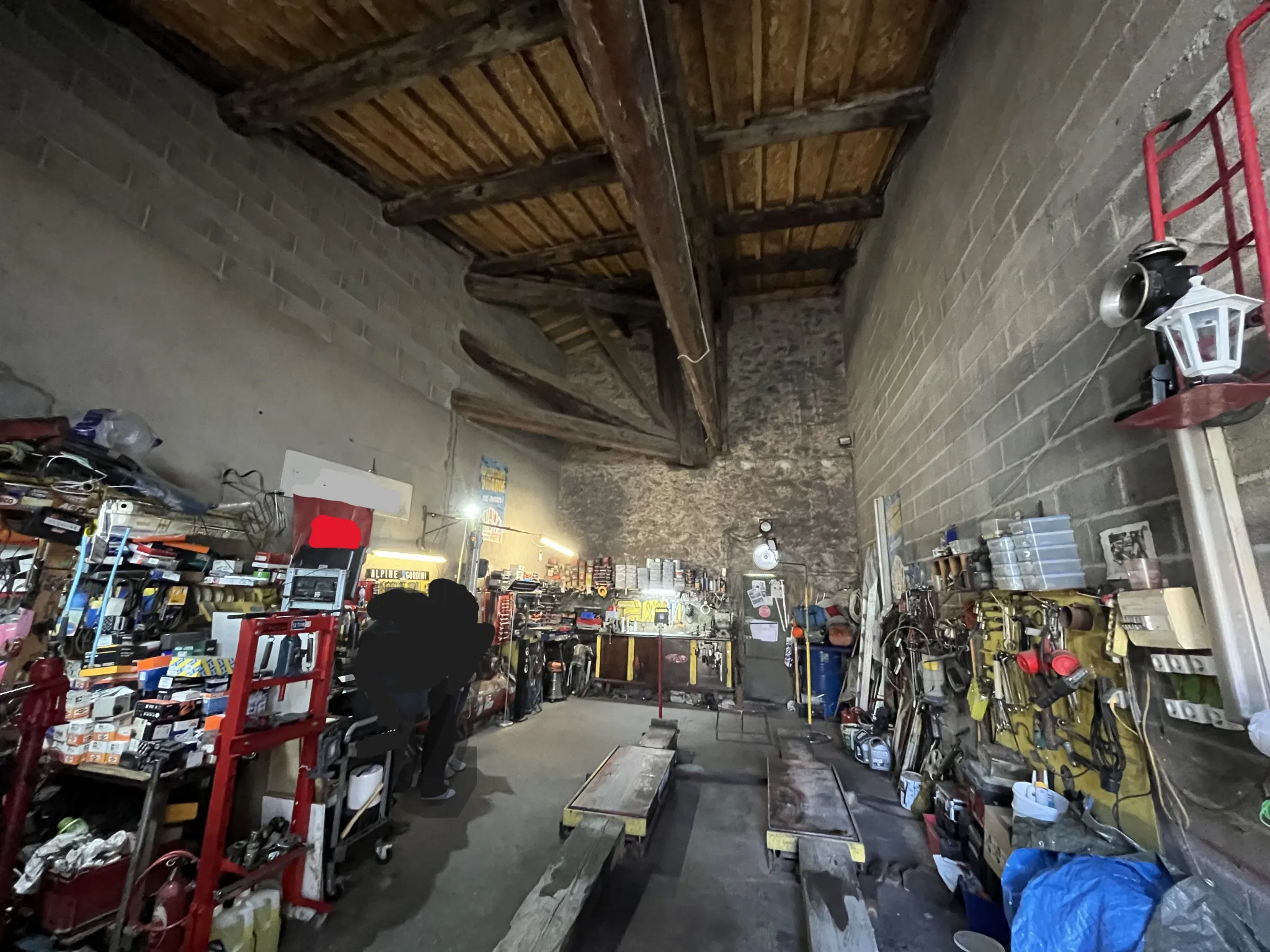 Maison de ville à rénover avec 2 grandes chambres et garage à Lezignan-Corbieres 