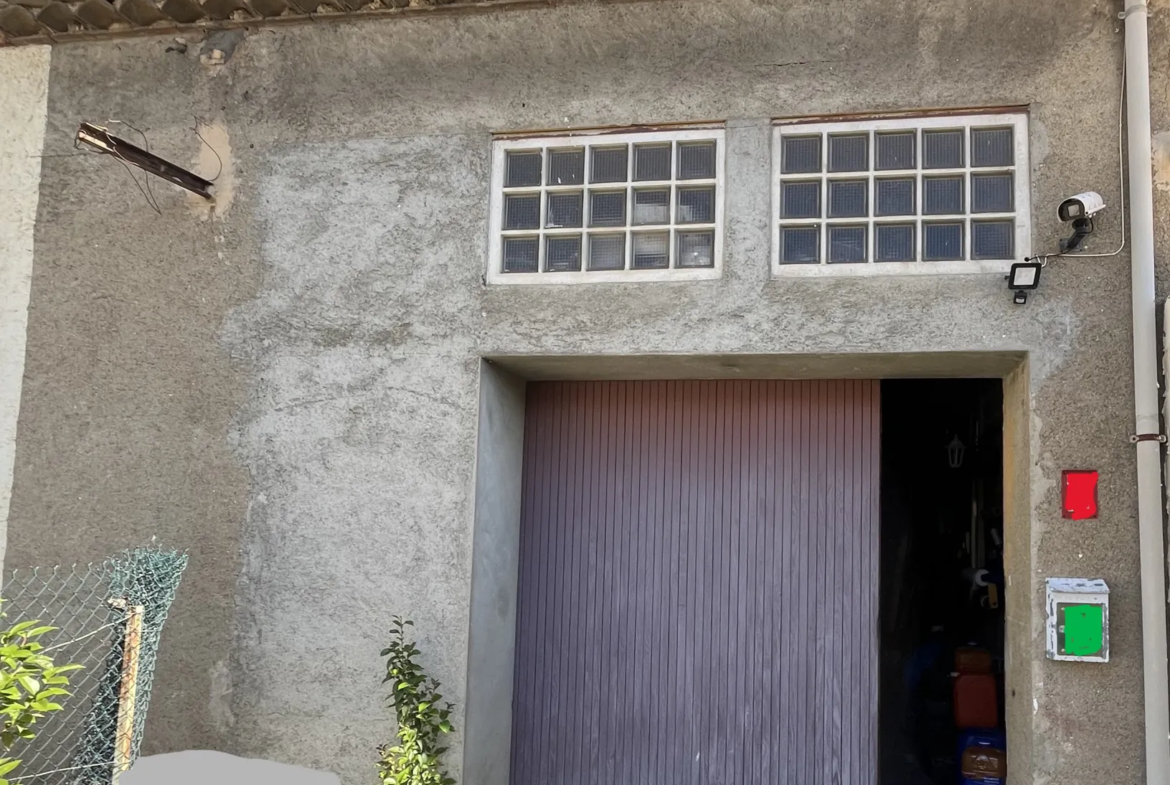 Maison de ville à rénover avec 2 grandes chambres et garage à Lezignan-Corbieres 