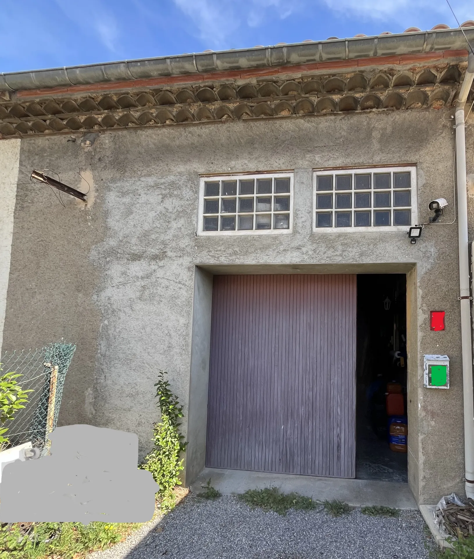 Maison de ville à rénover avec 2 grandes chambres et garage à Lezignan-Corbieres 