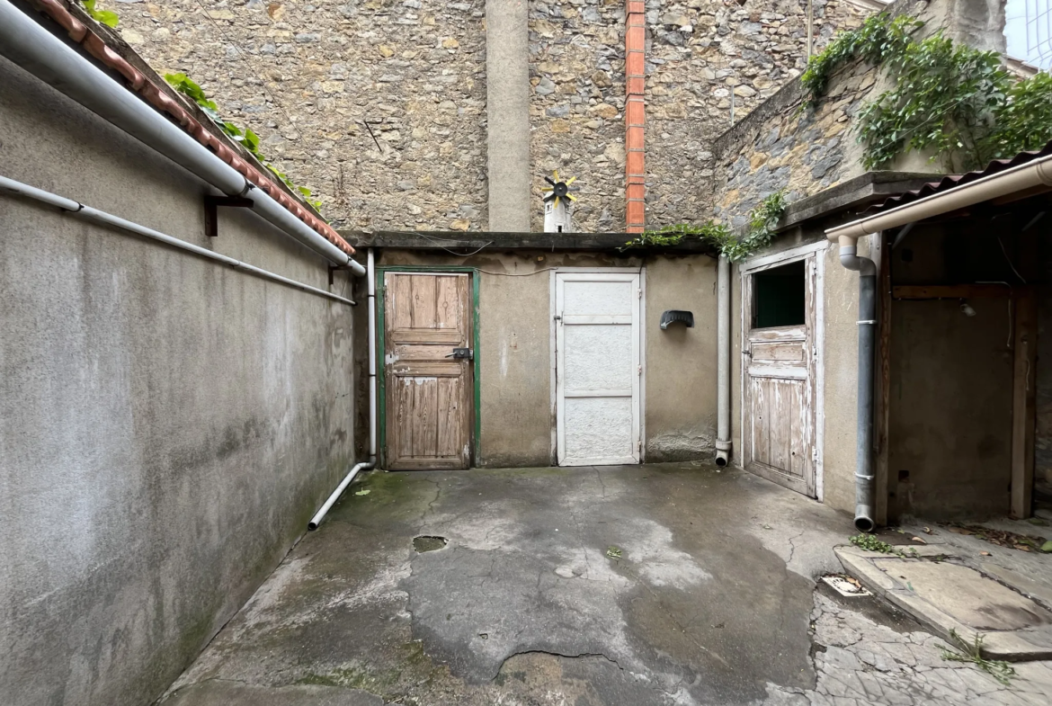 Maison de ville à rénover avec 2 grandes chambres et garage à Lezignan-Corbieres 