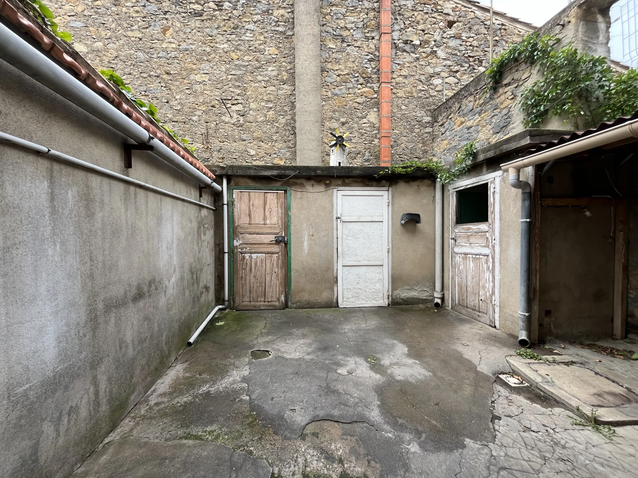 Maison de ville à rénover avec 2 grandes chambres et garage à Lezignan-Corbieres 