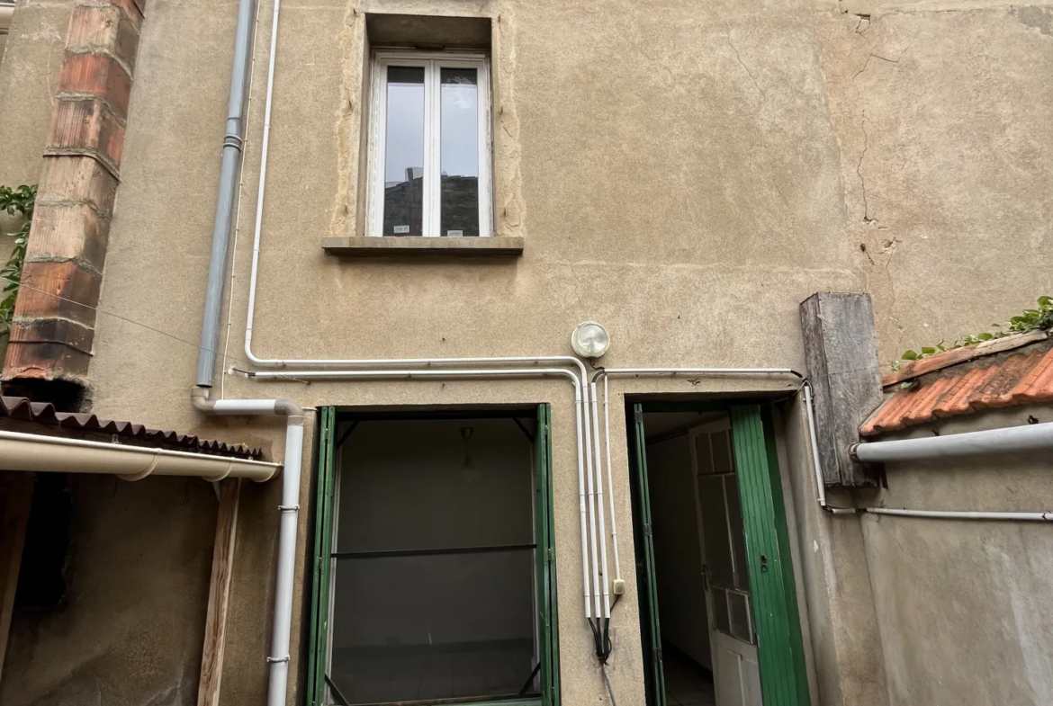 Maison de ville à rénover avec 2 grandes chambres et garage à Lezignan-Corbieres 