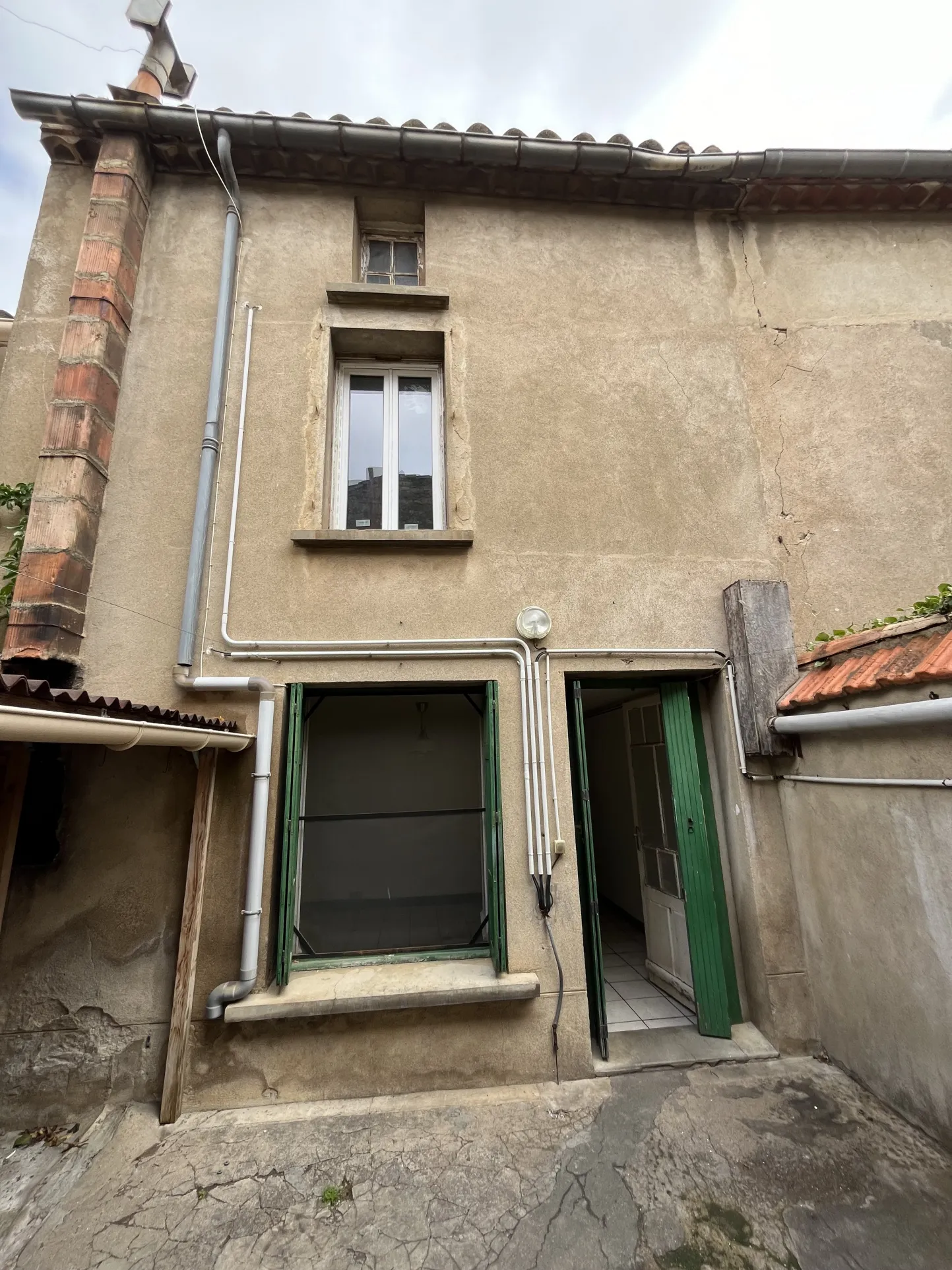 Maison de ville à rénover avec 2 grandes chambres et garage à Lezignan-Corbieres 