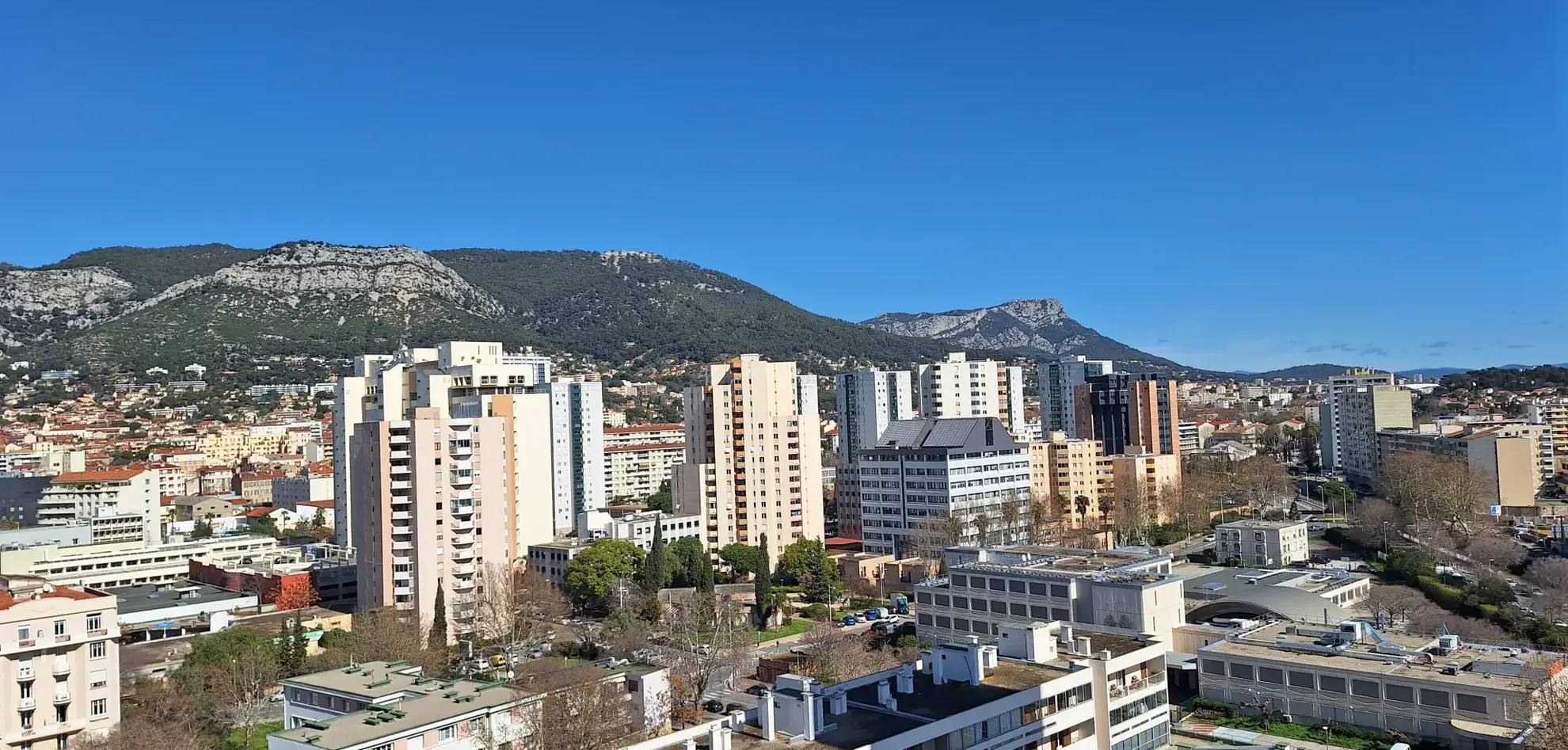 Appartement rénové à Toulon La Rode avec vue dégagée 