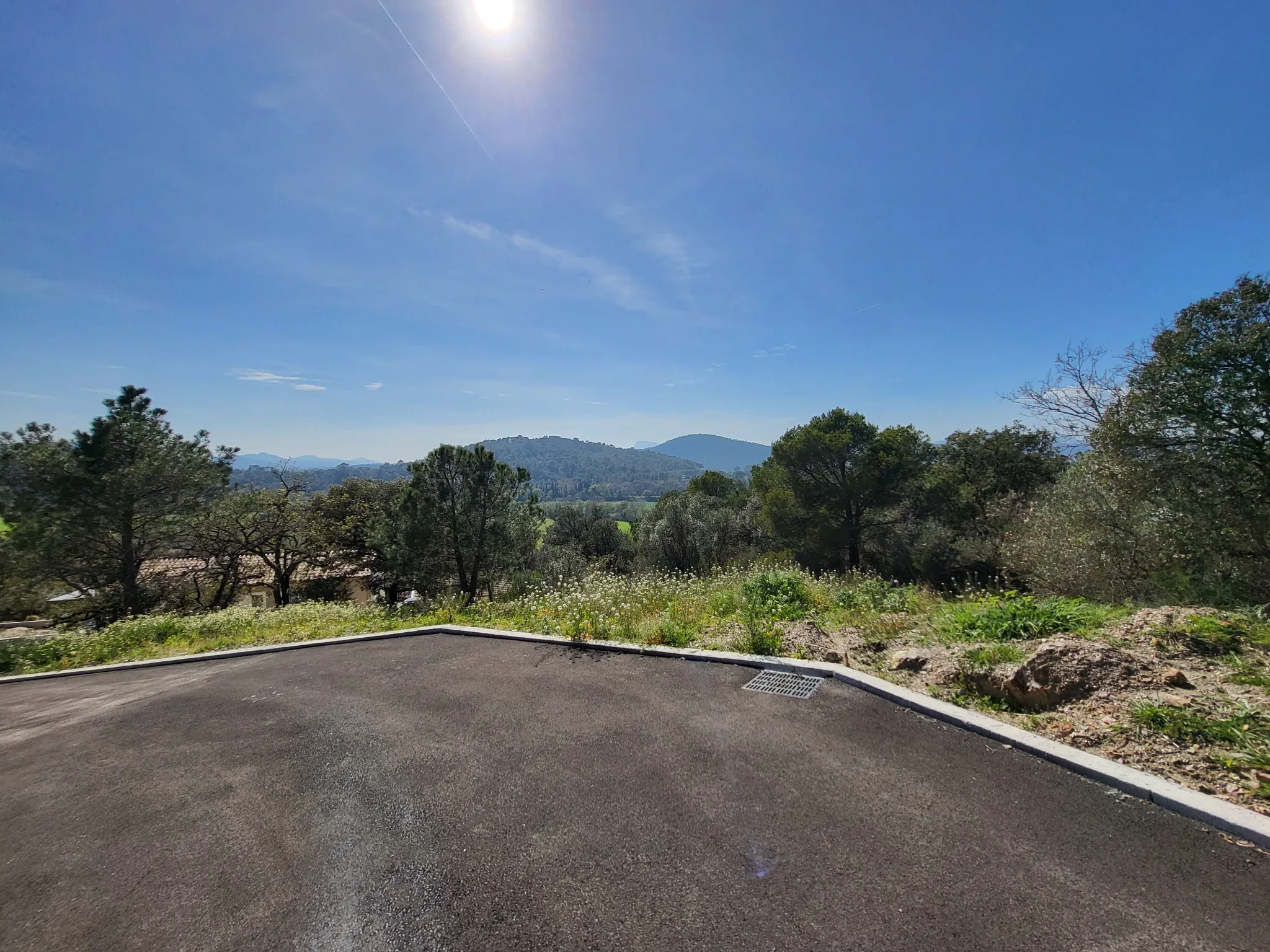 Terrain à bâtir à Pierrefeu du Var - 494 m2 avec vue dominante 