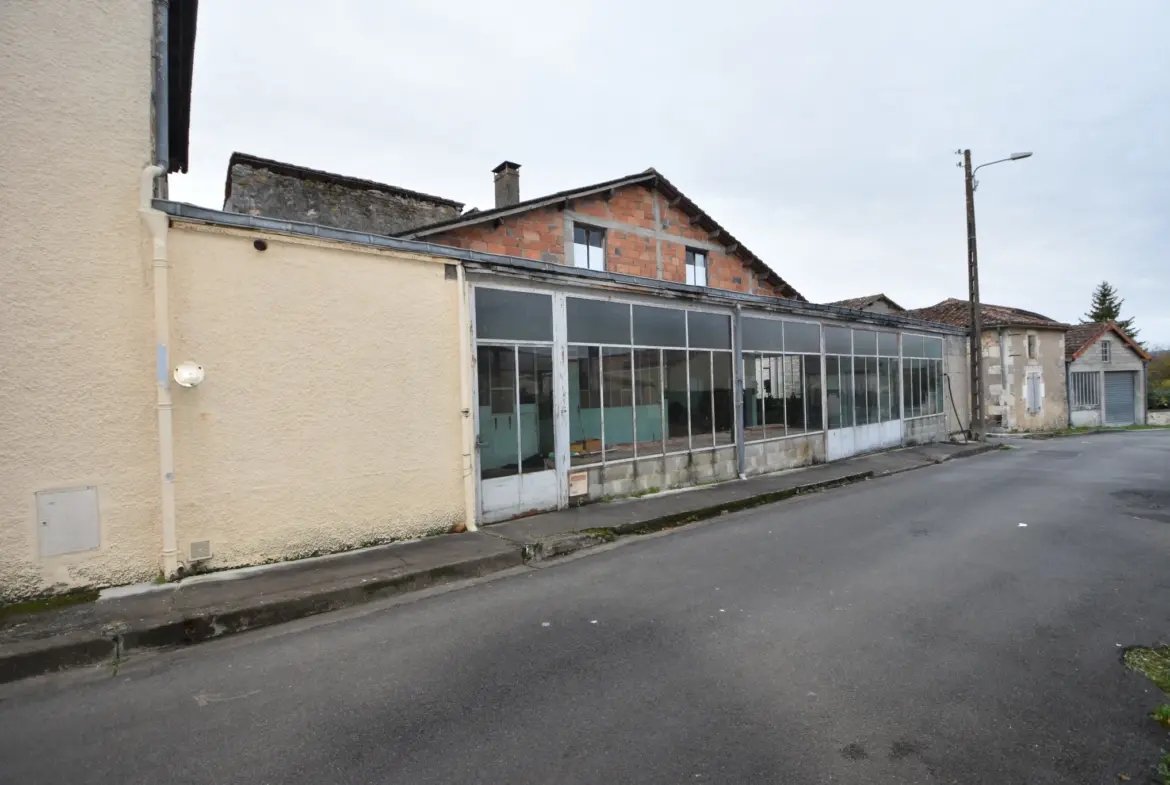 Maison de ville avec atelier à rénover à Montbron 