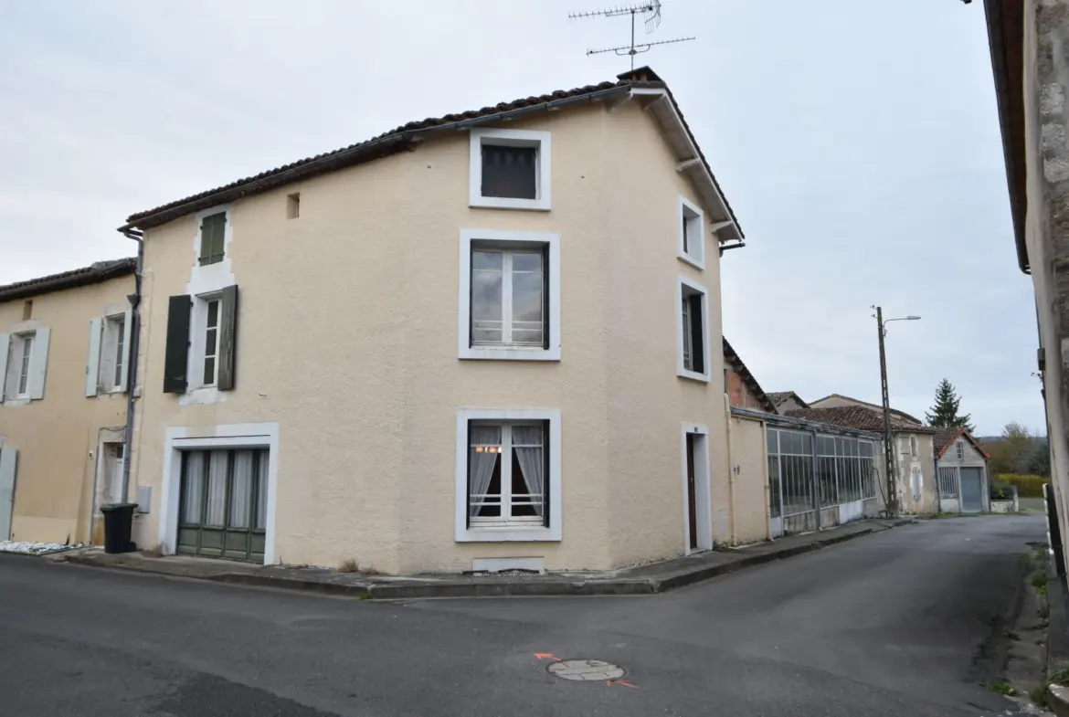 Maison de ville avec atelier à rénover à Montbron 