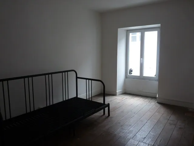 Maison de ville spacieuse à Piégut-Pluviers avec 4 chambres 