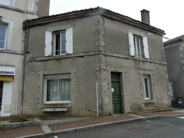 Maison de ville spacieuse à Piégut-Pluviers avec 4 chambres