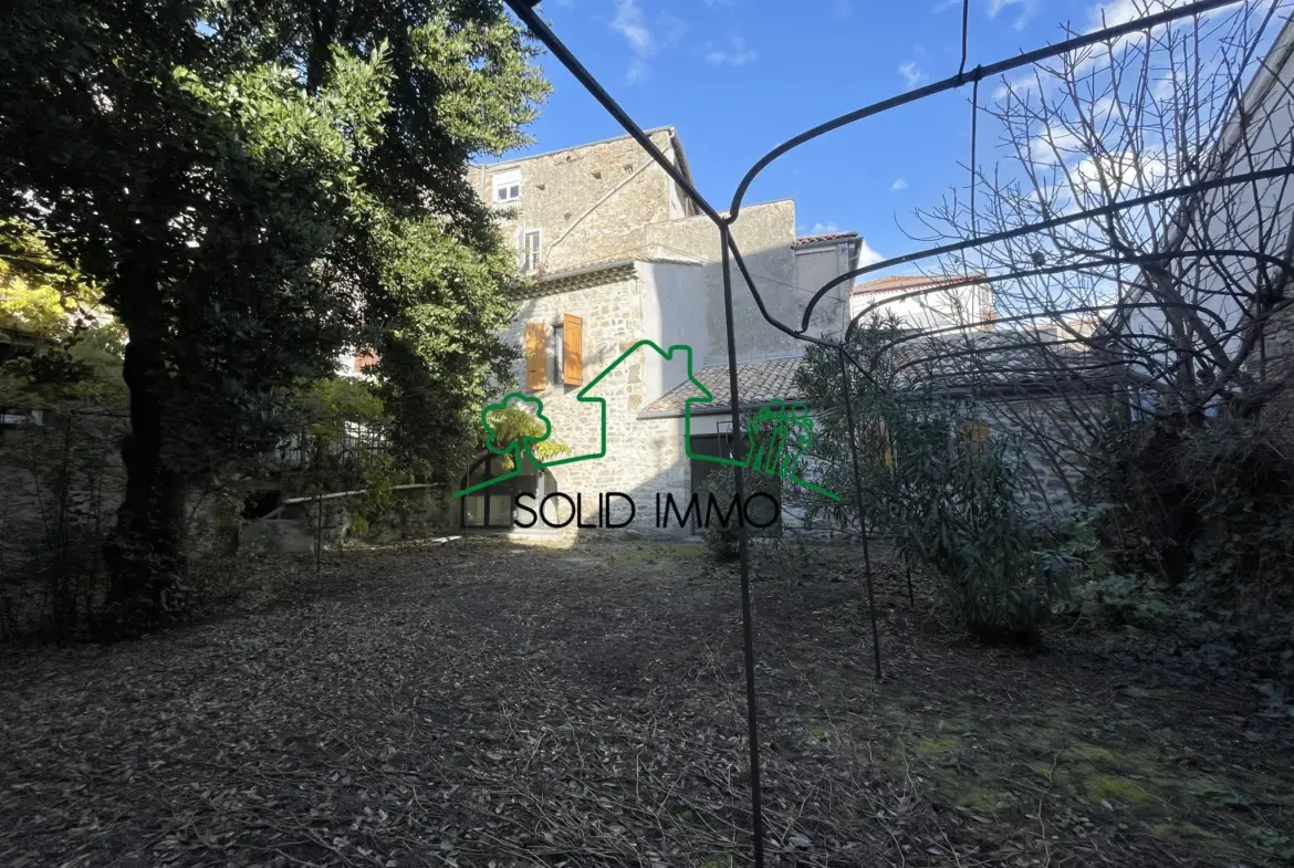 Maison en pierres avec jardin à Aubenas 