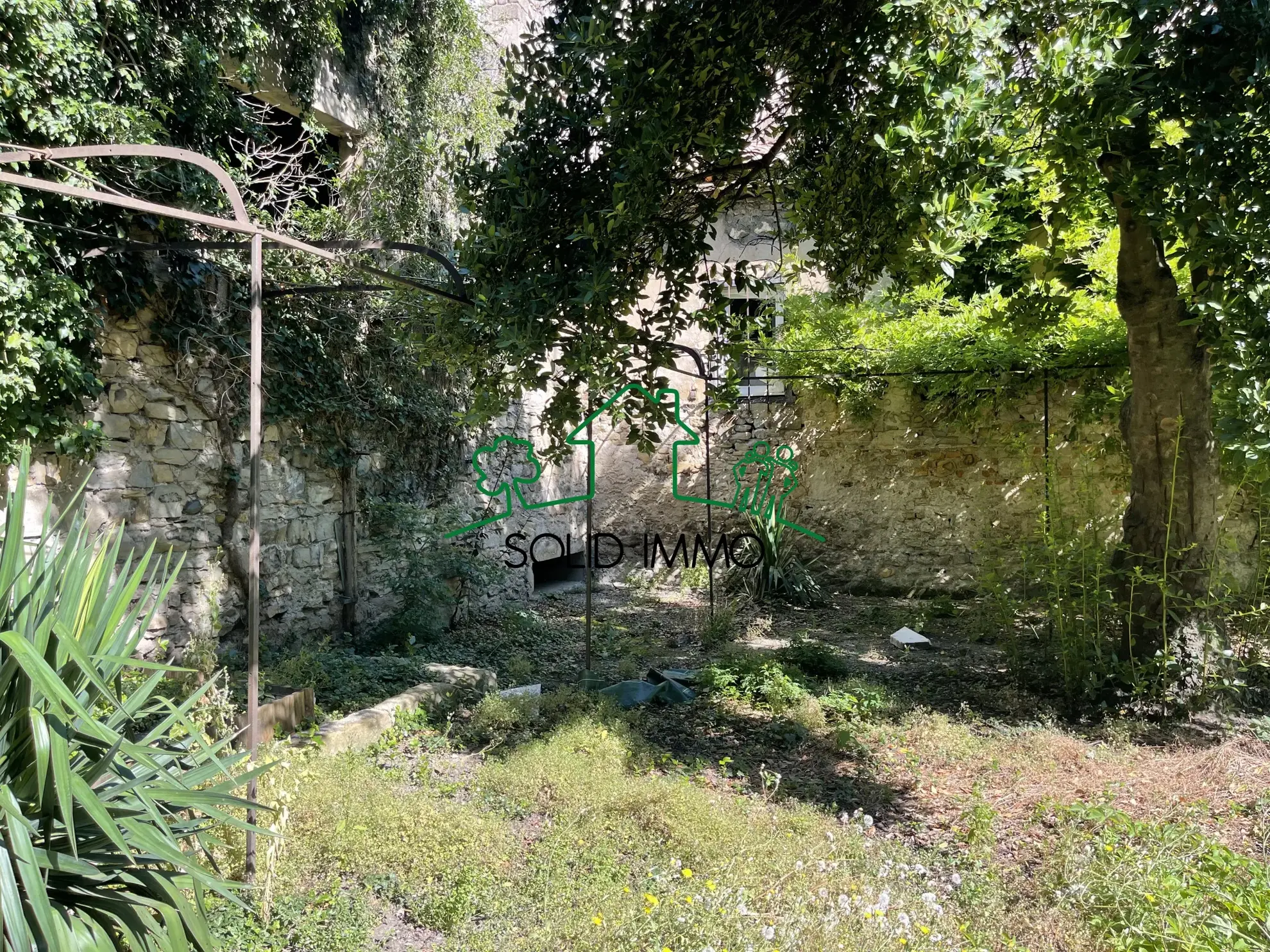 Maison en pierres avec jardin à Aubenas 