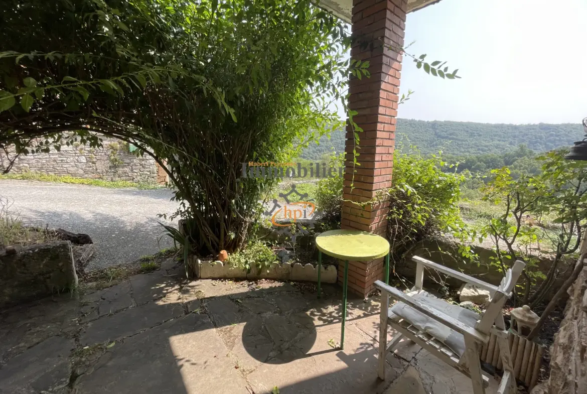 Vente maison de village avec terrasses à Broquiès 