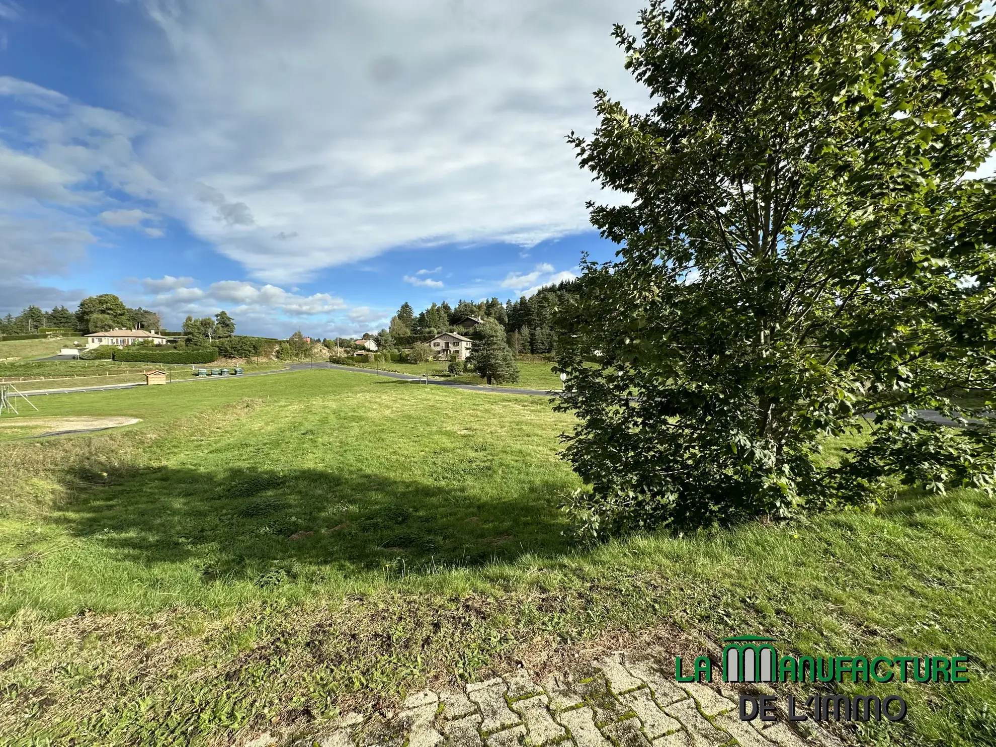 Terrain constructible de 1574 m² à Montfaucon-en-Velay 