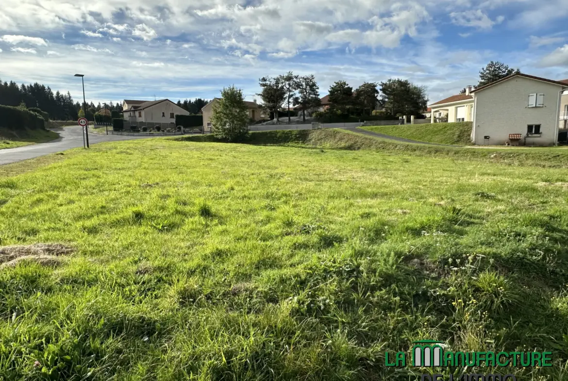 Terrain constructible de 1574 m² à Montfaucon-en-Velay 