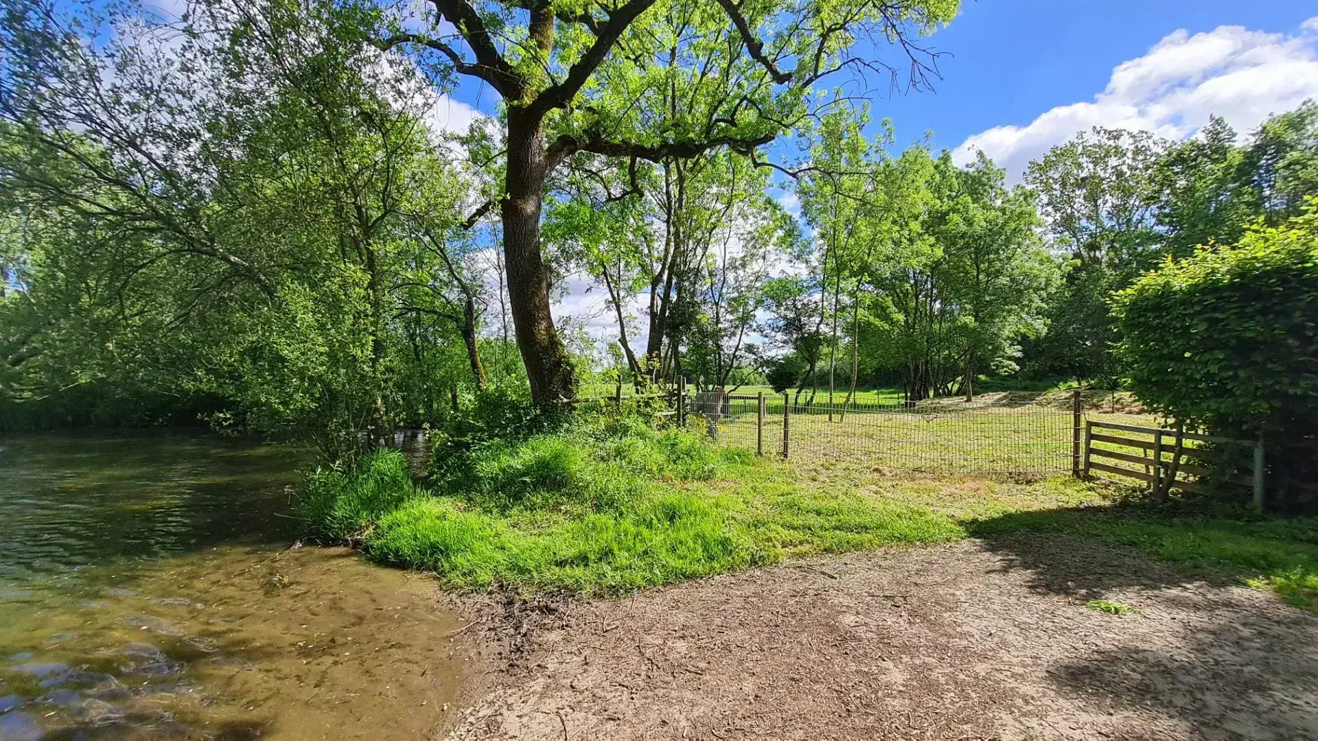 À vendre : Terrain de loisirs au bord du Lay à Moutiers sur le Lay 