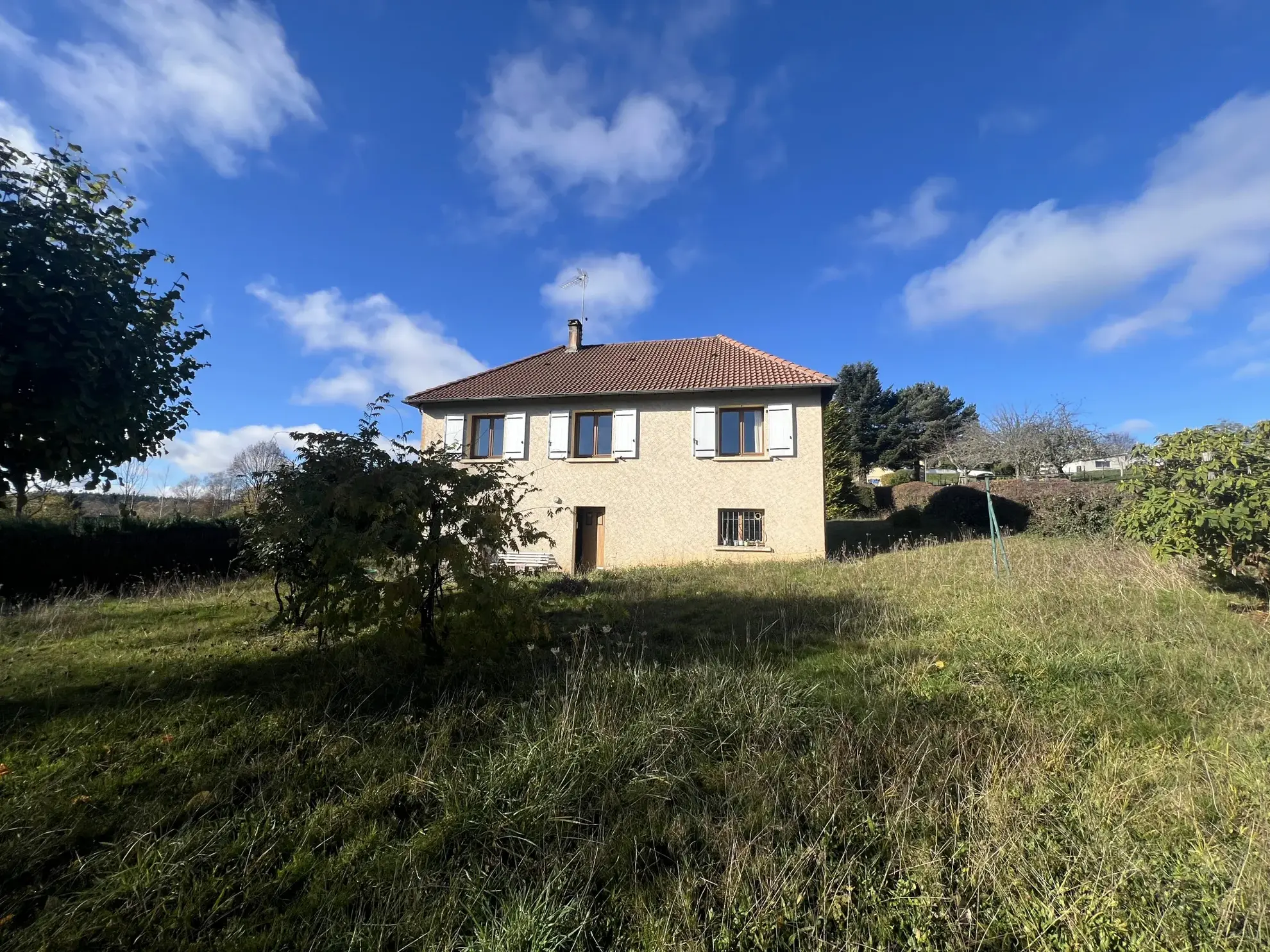 Charmante maison à vendre à Seilhac avec jardin de 1475 m² 