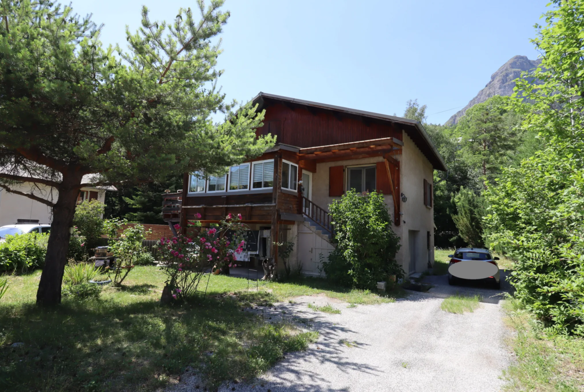 Maison lumineuse avec 3 chambres et belle terrasse à Colmars 