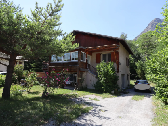 Maison lumineuse avec 3 chambres et belle terrasse à Colmars