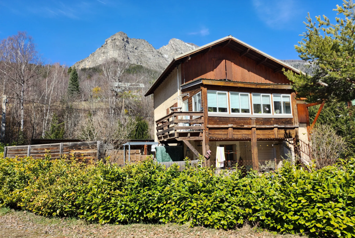 Maison lumineuse avec 3 chambres et belle terrasse à Colmars 