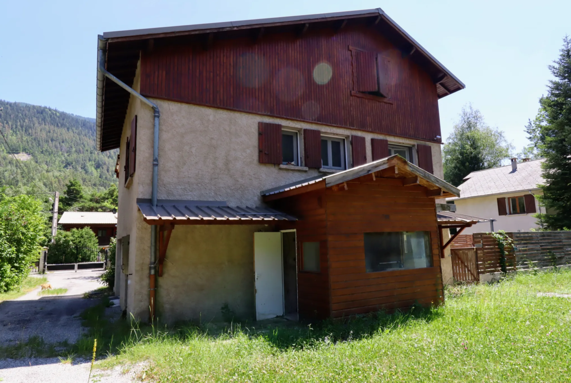 Maison lumineuse avec 3 chambres et belle terrasse à Colmars 