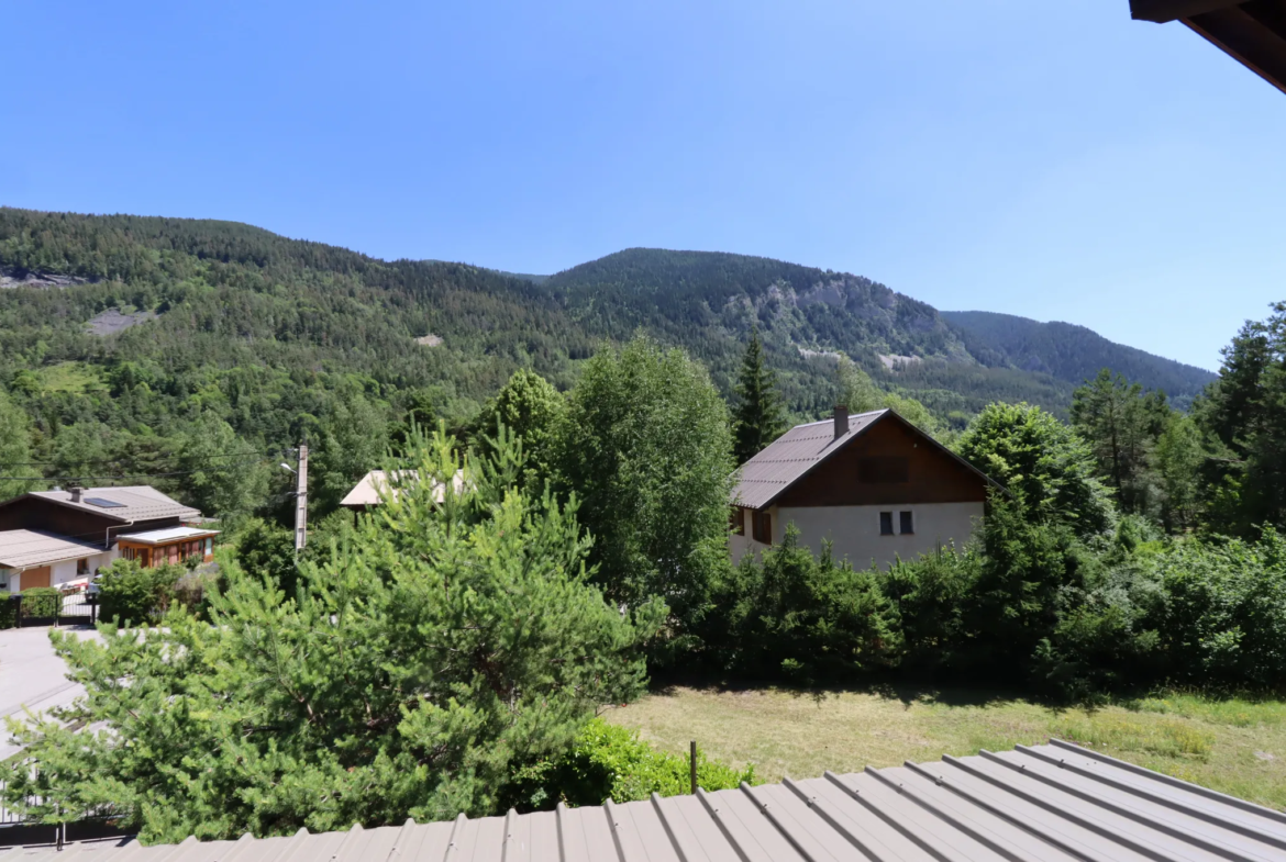 Maison lumineuse avec 3 chambres et belle terrasse à Colmars 