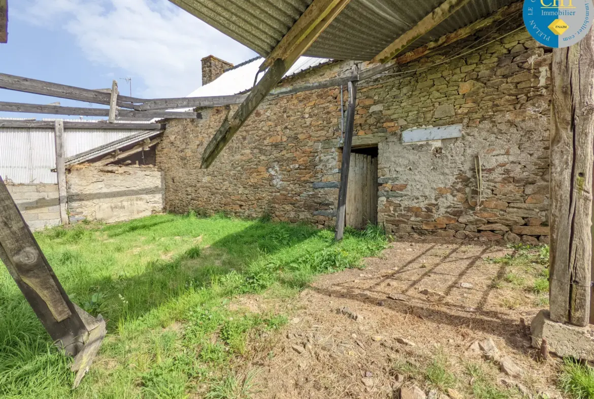 À vendre à Guer : Bâtisse en pierres à rénover avec terrain de 1499 m² 