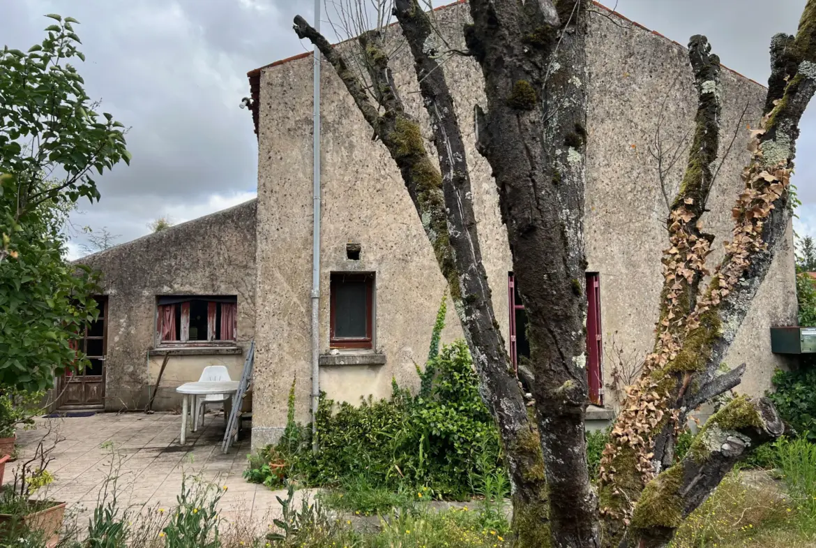 Maison à rénover à 10 minutes de Ste Hermine sur 547 m² 