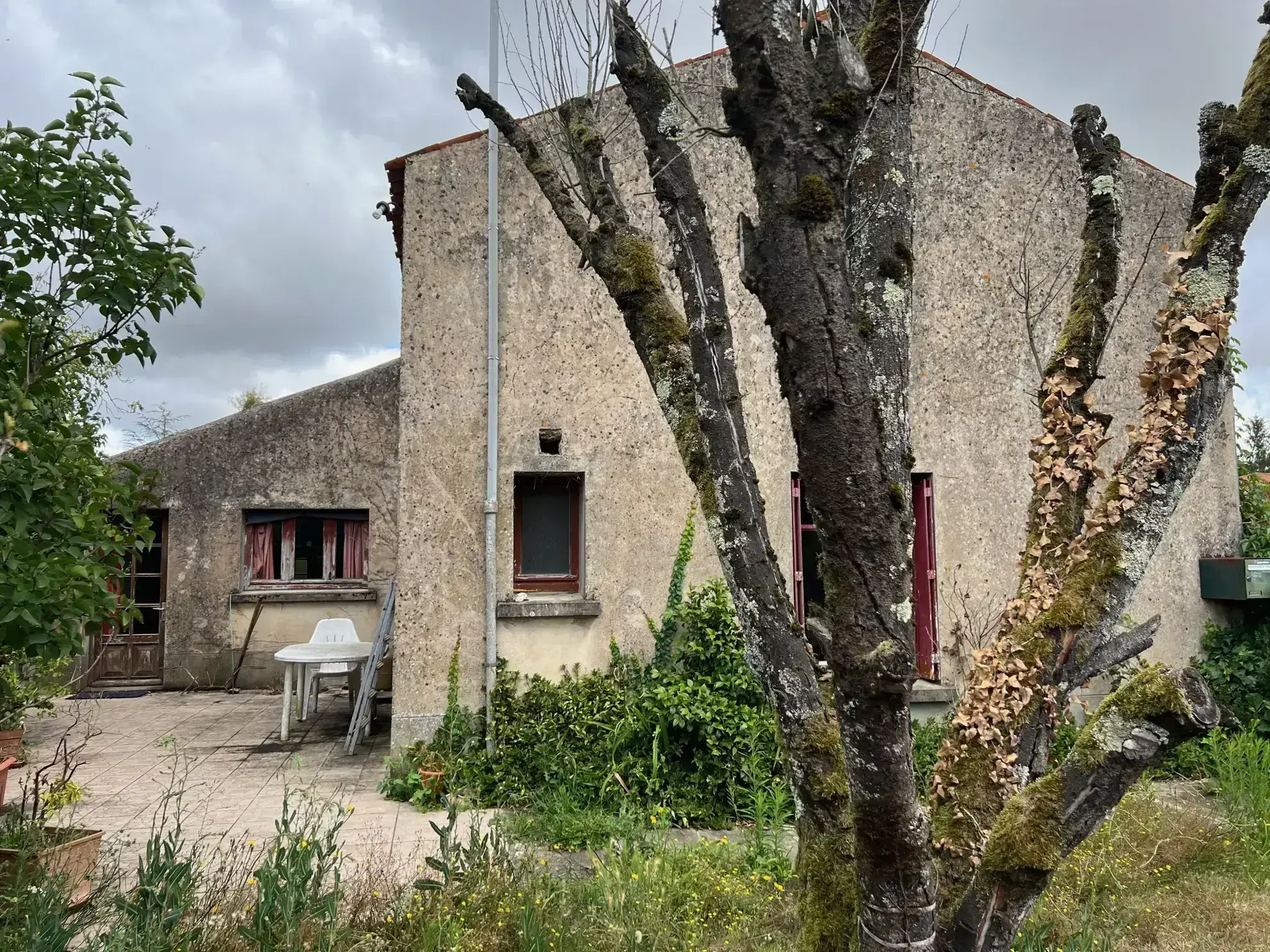 Maison à rénover à 10 minutes de Ste Hermine sur 547 m² 