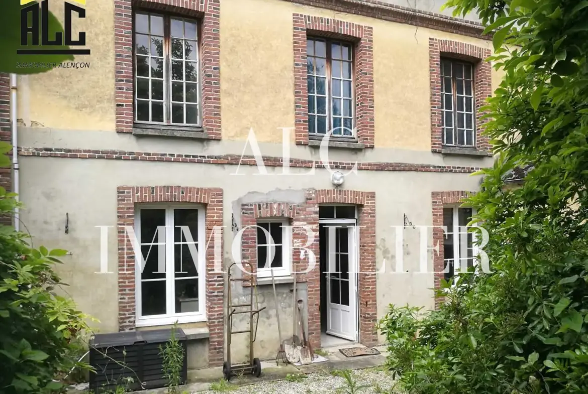 Maison de 109 m2 à vendre à Courtomer pour 126,000 EUR 