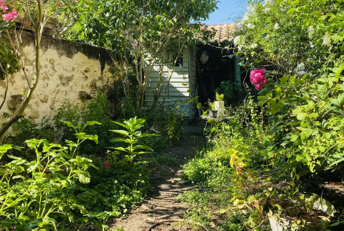 Maison de ville atypique à Langon avec espace polyvalent et jardin 