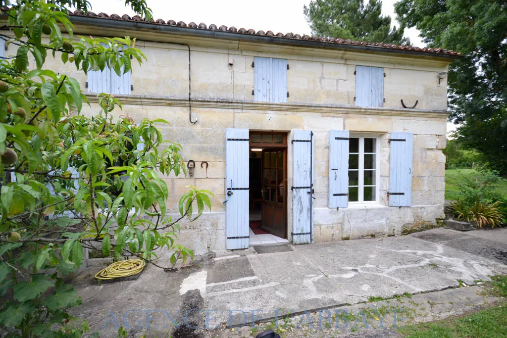 Vénérand - Maison charentaise à rénover de 75 m² avec 2 chambres 