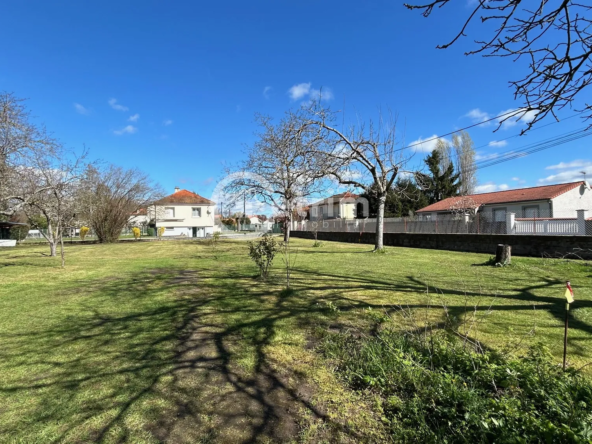 Terrain à bâtir de 1.112 m2 à Lezoux à 113 000 EUR