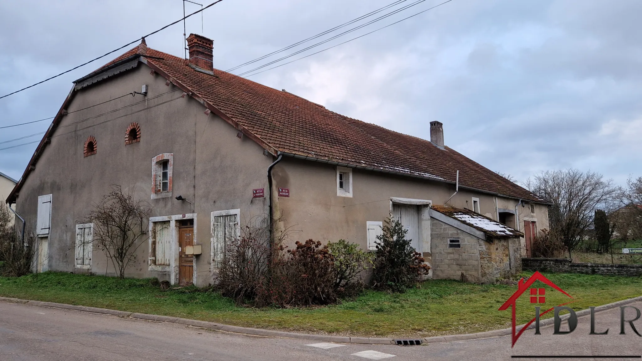 Ancienne ferme à rénover à Ouge - 70 m2 sur 689 m2 à 15.000 euros 