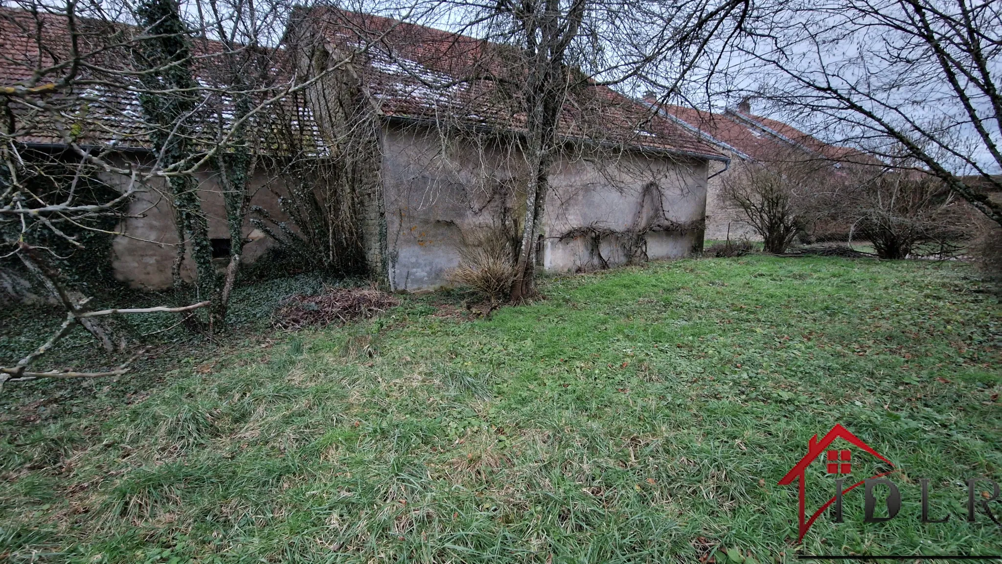 Ancienne ferme à rénover à Ouge - 70 m2 sur 689 m2 à 15.000 euros 