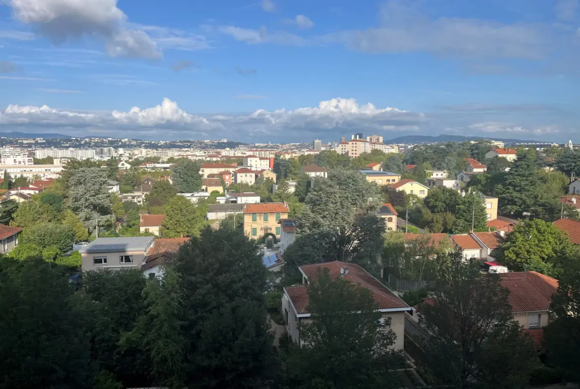 Appartement lumineux 4 pièces avec vues dégagées à Bron 