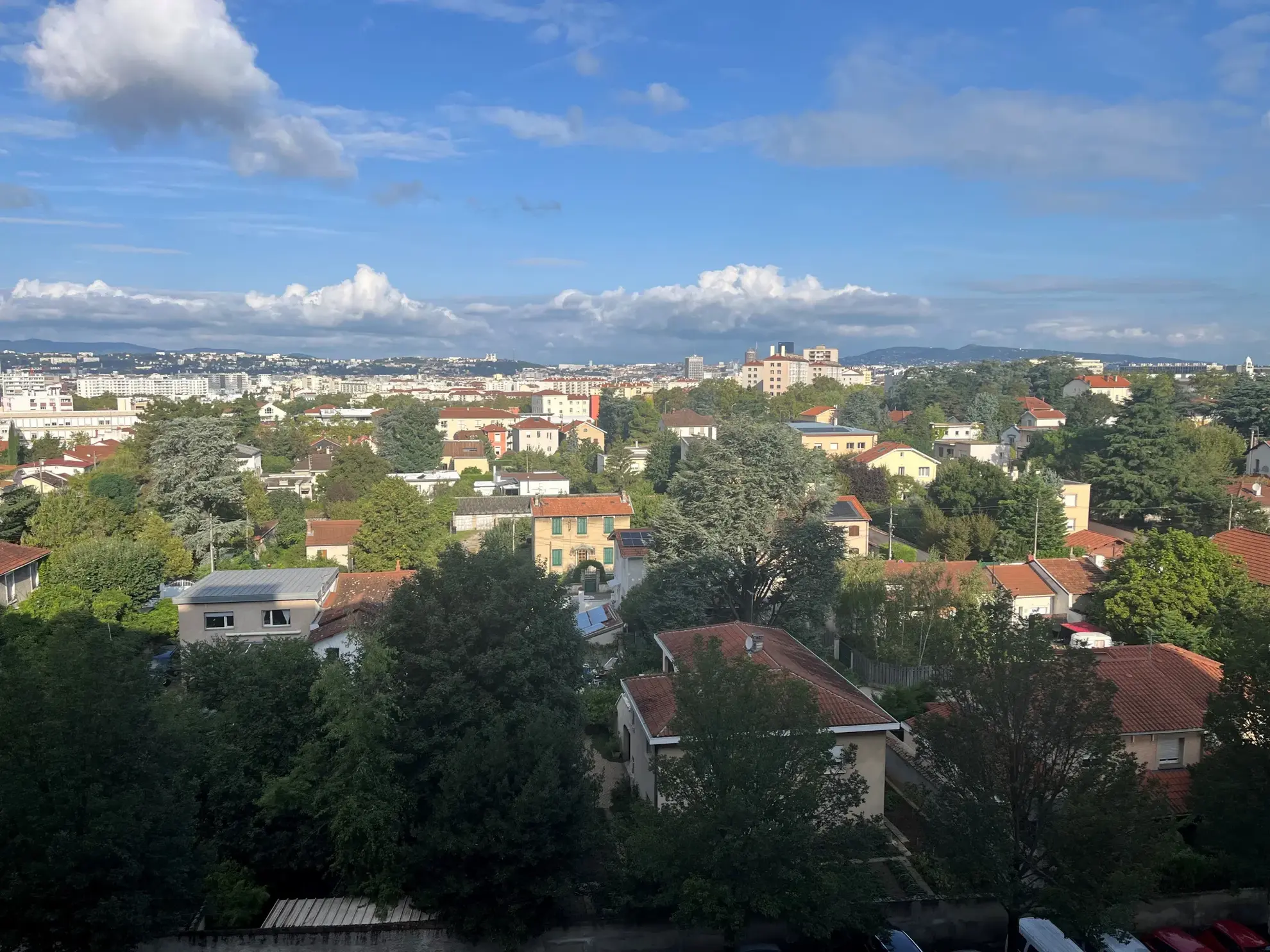 Appartement lumineux 4 pièces avec vues dégagées à Bron 