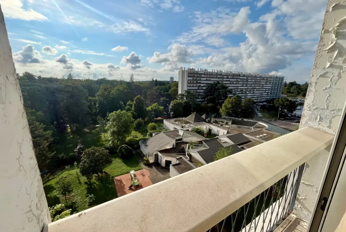 Appartement lumineux 4 pièces avec vues dégagées à Bron 