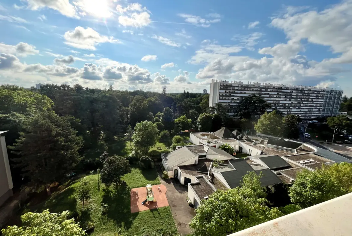 Appartement lumineux 4 pièces avec vues dégagées à Bron 