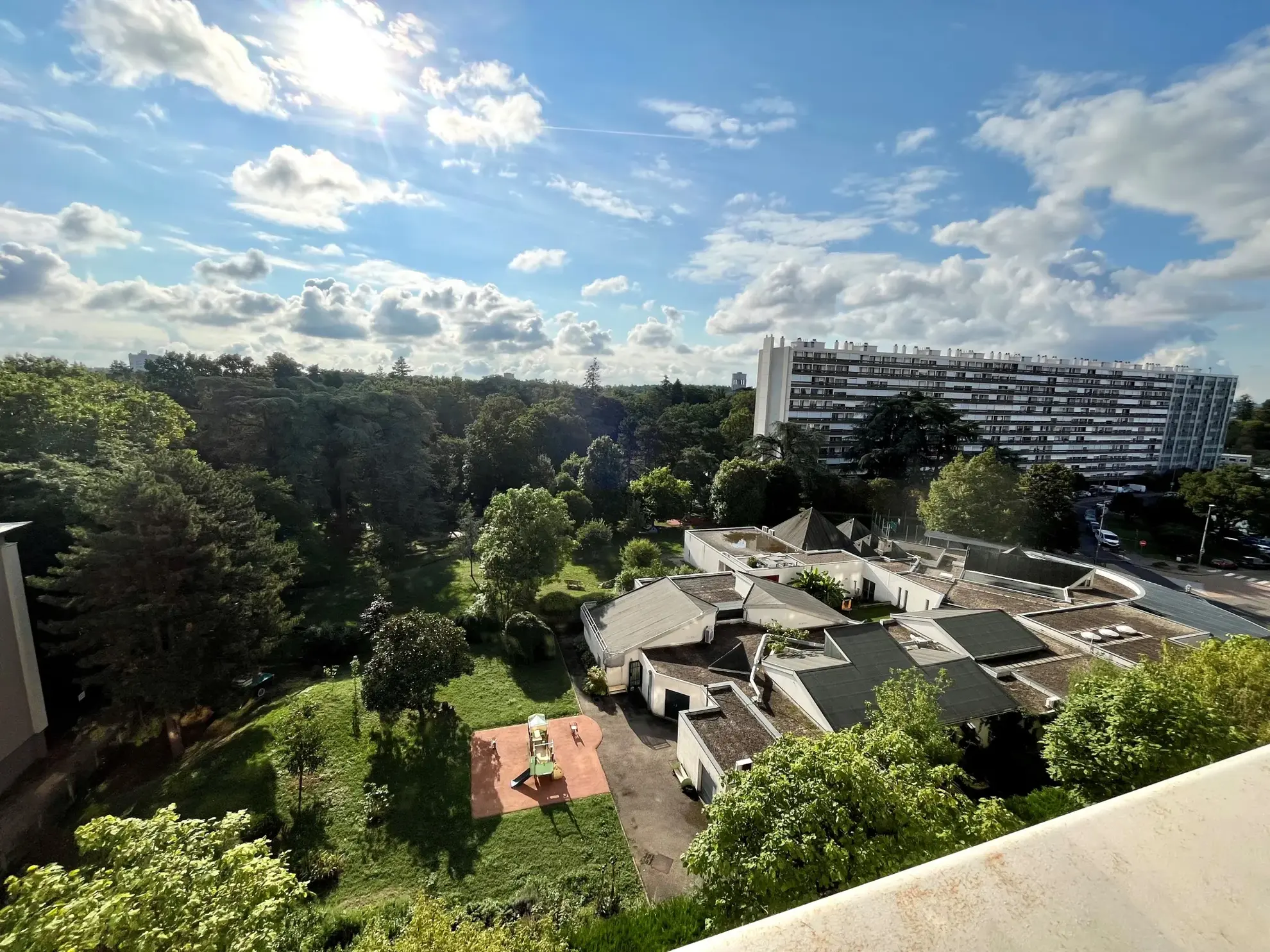 Appartement lumineux 4 pièces avec vues dégagées à Bron 